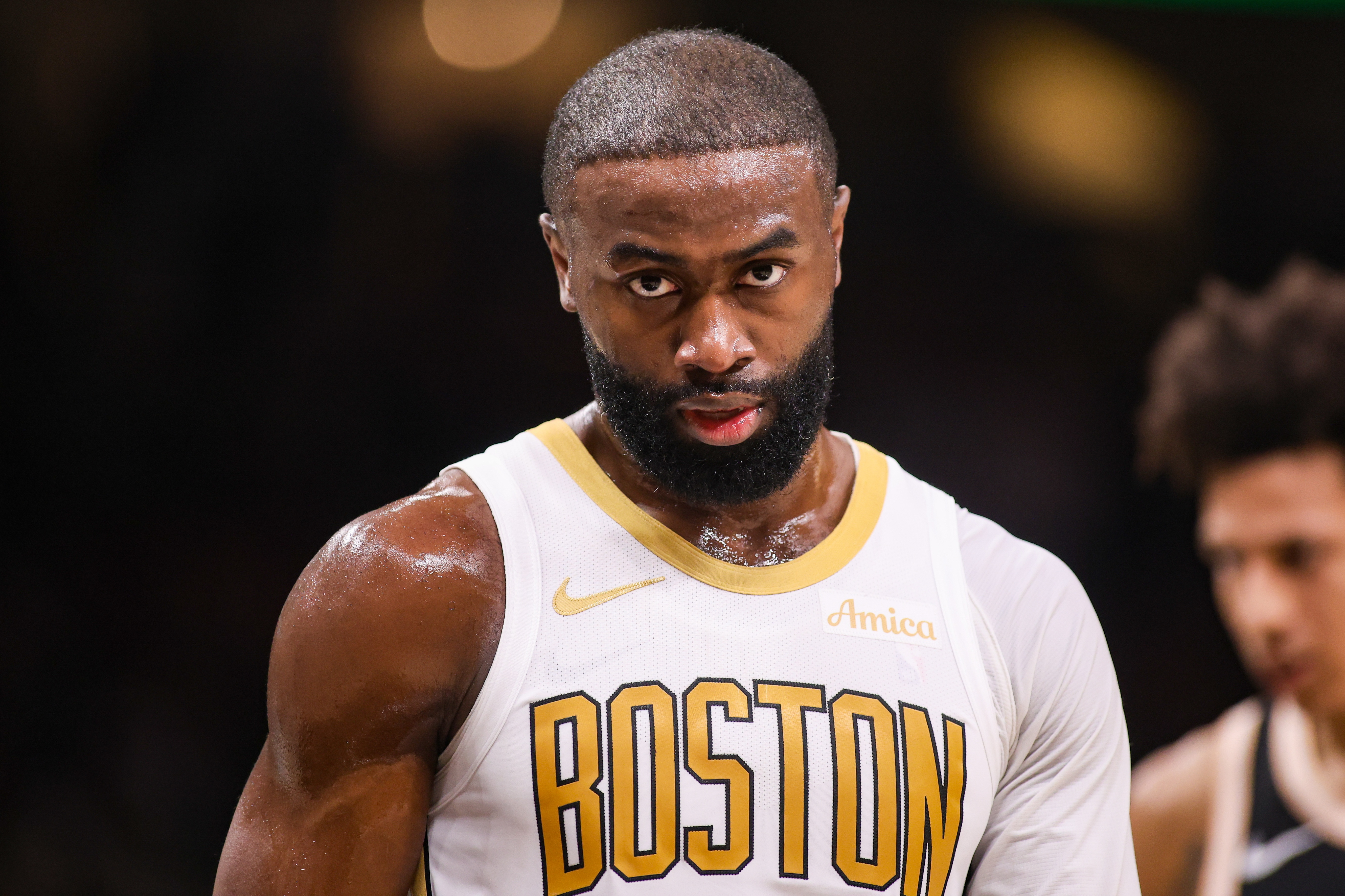 如何定义造犯规?杰伦·布朗:夸大身体接触 故意装成被犯规