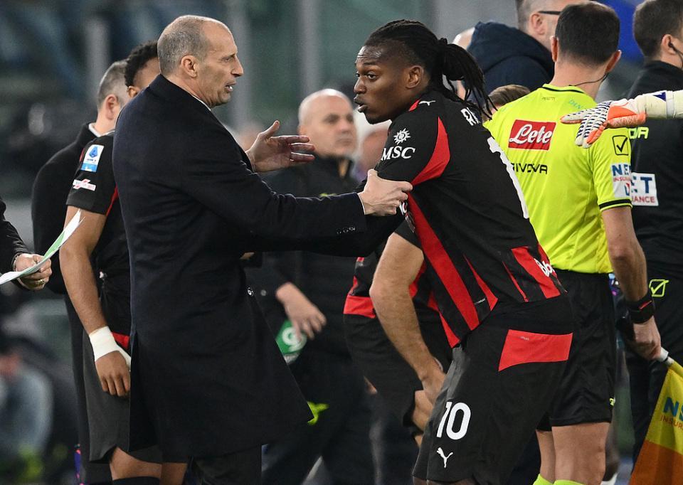 星空体育中国官网-米兰输球夜内讧 7000万巨星不满被换下 拒主帅拥抱 愤怒推开+抱怨